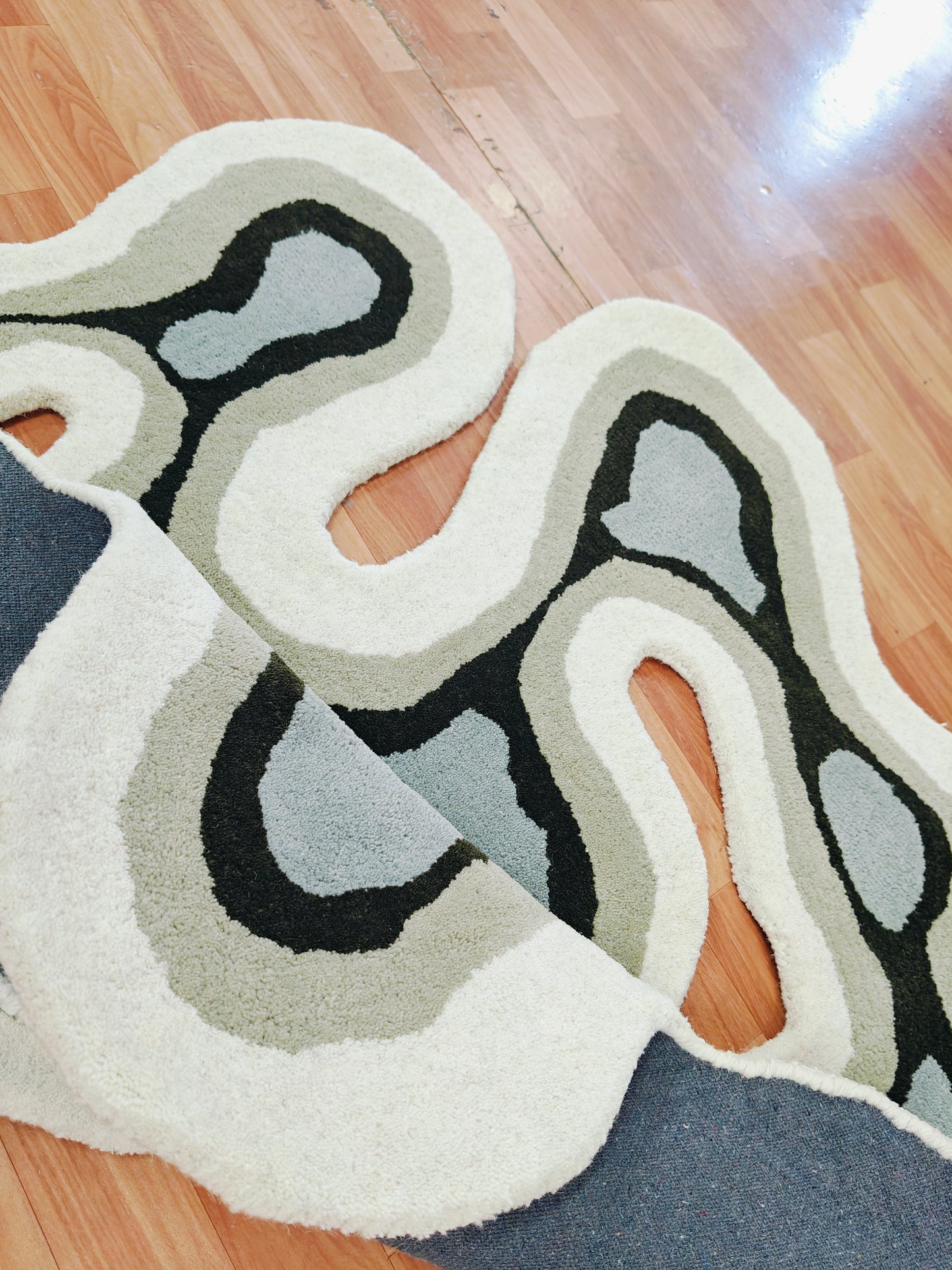 "Handmade Abstract Blob Rug – Modern Irregular Shaped Tufted Area Rug in Earthy Tones – Soft, Artistic Statement Piece for Living Room or Bedroom"
