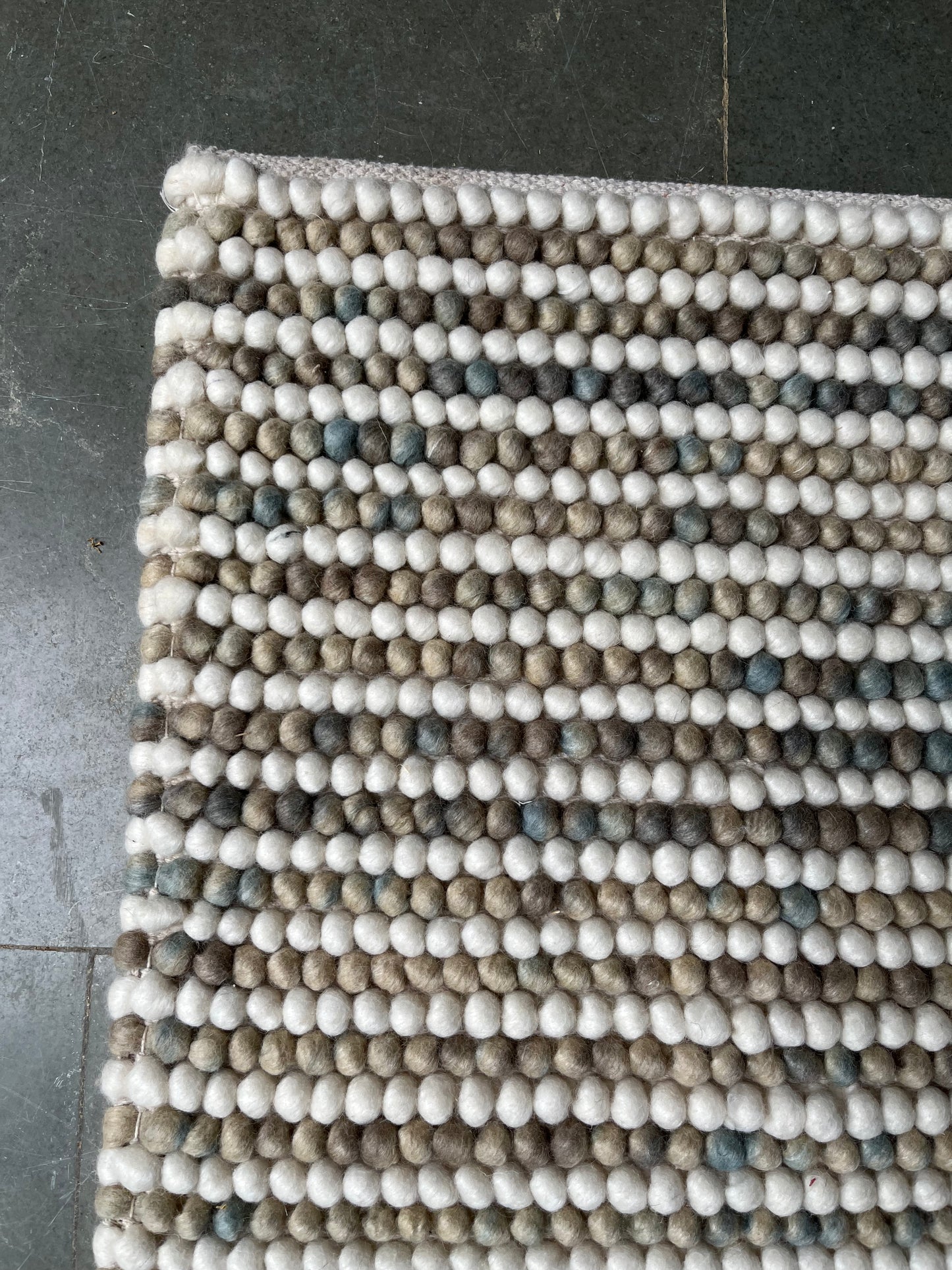 Artisan Wool Pebble Rug – Handwoven Multicolor Design for Modern & Rustic Spaces