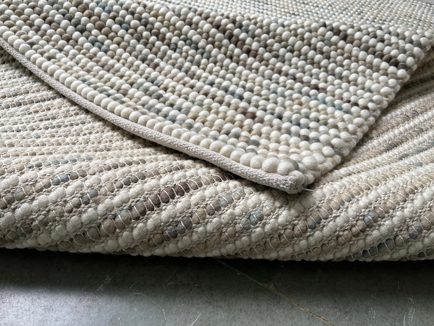 Artisan Wool Pebble Rug – Handwoven Multicolor Design for Modern & Rustic Spaces