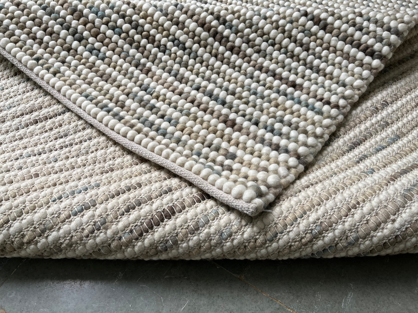 Artisan Wool Pebble Rug – Handwoven Multicolor Design for Modern & Rustic Spaces