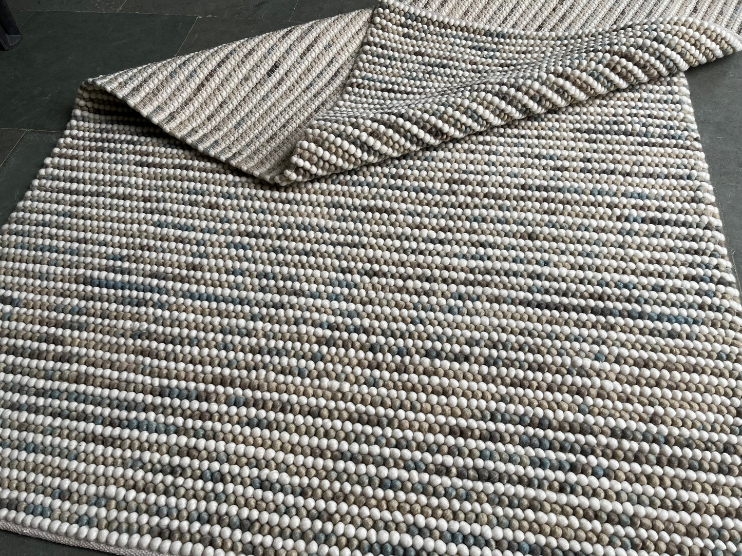 Artisan Wool Pebble Rug – Handwoven Multicolor Design for Modern & Rustic Spaces